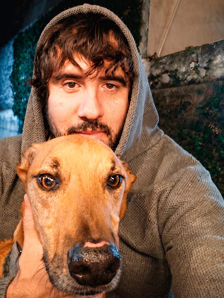 Roberto Conde junto a Simón, el galgo de la agencia